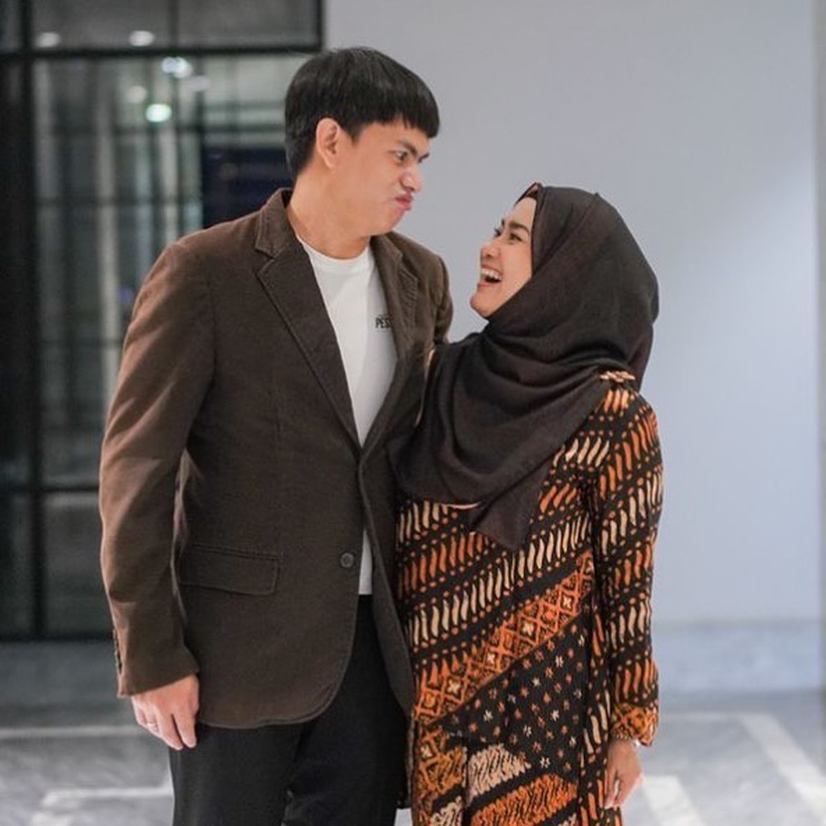 Ikke Nurjanah dan suami berondongnya&comma; Karlie Fu makin mesra dan berencana memiliki momongan tahun depan&period; Yuk intip kemesraan mereka&excl;