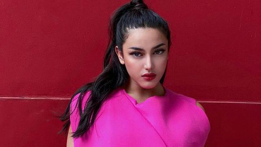 Cassandra Angelie pesinetron Ikatan Cinta bikin heboh usai diciduk prostitusi dan ditangkap polisi di sebuah hotel mewah. Yuk intip!
