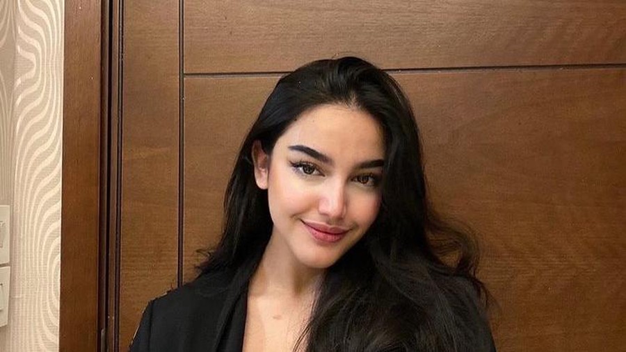 Cassandra Angelie pesinetron Ikatan Cinta bikin heboh usai diciduk prostitusi dan ditangkap polisi di sebuah hotel mewah. Yuk intip!