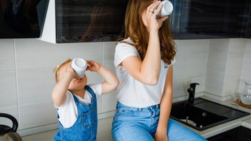 CARA MEMBANTU BAYI MINUM MENGGUNAKAN GELAS