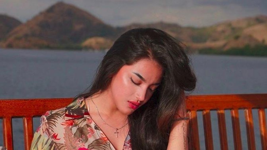 Pose-pose Cassandra Angelie