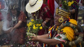 FOTO: Tari dan Kerincing Ritual Akhir Tahun Para Dukun di Peru