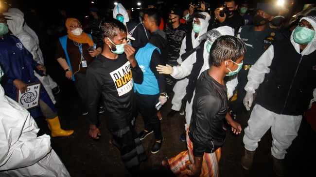 Berdasarkan pemeriksaan polisi, para warga Aceh yang dibekuk itu dibayar Rp2 juta per imigran untuk dibawa lari ke Kota Langsa.
