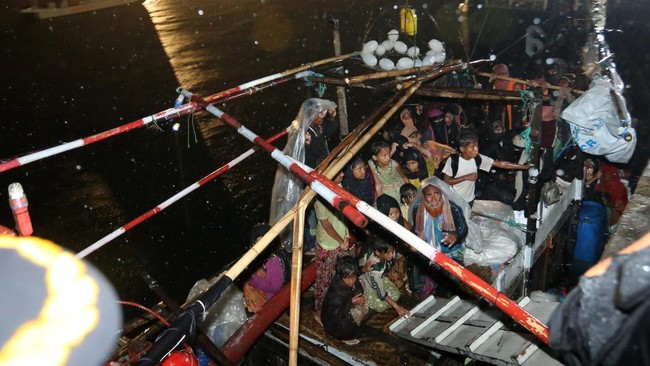 Sebanyak 114 pengungsi Rohingya terdampar di Aceh pada Minggu (6/3) dini hari sekitar pukul 03.00 WIB.