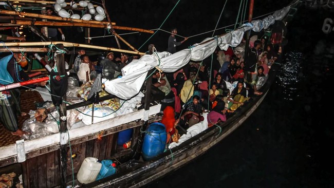 Ratusan pengungsi Rohingya yang terdampar di Aceh terdiri dari 65 orang laki-laki, 27 perempuan, dan 18 anak-anak.