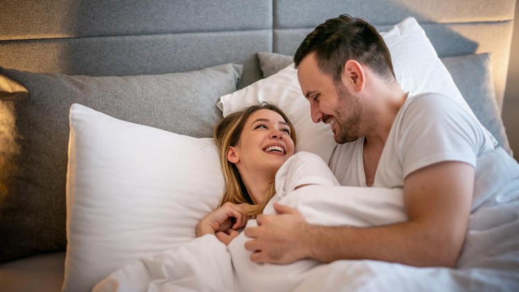 ilustrasi pasangan Happy couple sleeping in bed at home.Young cute couple sleeping together in bed.Romantic moments.