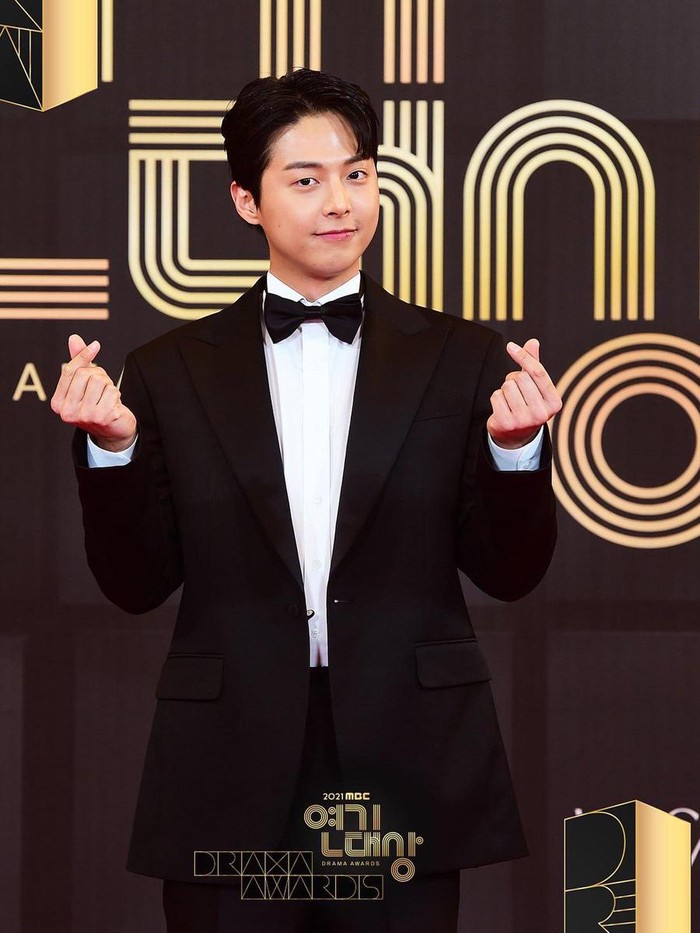 Aktor sekaligus host Im Hyun Soo tampil memukau dan menggemaskan di saat yang bersamaan. Dengan gaya formal, Im Hyun Soo juga memamerkan finger hearts-nya yang sukses membuat fans bersukacita./ Foto: soompi.com
