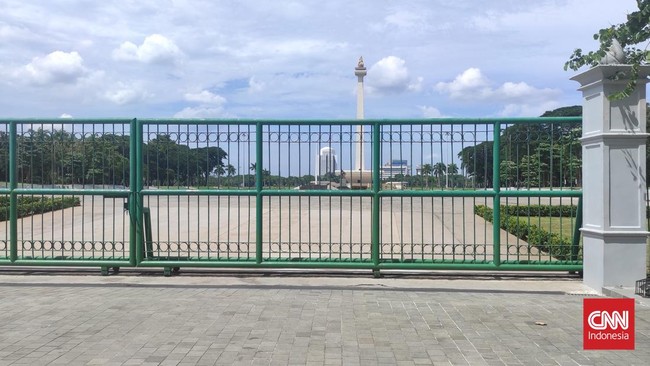 Kawasan Monas sepi menjelang malam tahun baru 2022. Tak ada pengunjung yang diperkenankan masuk ke kawasan tersebut.