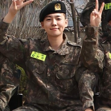 Selesai Wajib Militer, Kim Jin Ho WINNER Disambut Fans dengan Suka Cita