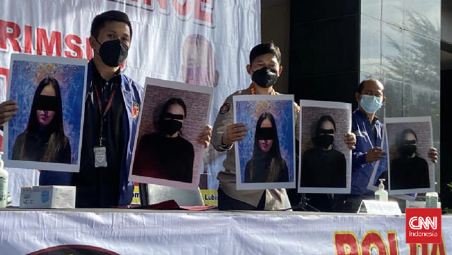 Modus Prostitusi Online CA: Kirim Gambar Lewat Medsos Muncikari dalam kasus yang menjerat artis sinetron CA menawarkan jasa prostitusi online lewat media sosial.
