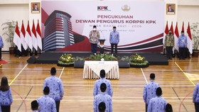 Jokowi Resmi Beri Tunjangan Khusus dan Kinerja ke Pegawai KPK