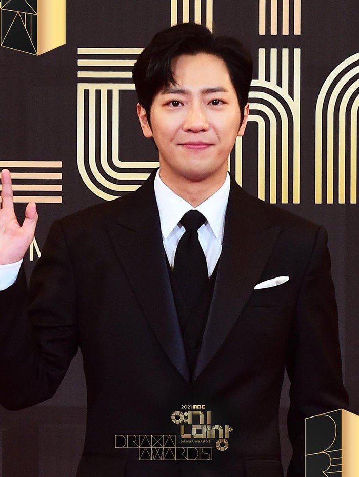 Lee Sang Yeob, sosok villain terkenal di While You Were Sleeping memamerkan senyumnya yang penuh pesona dalam outfit serba hitam./ Foto: soompi.com