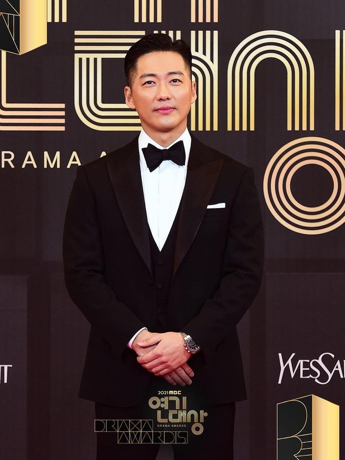 Nam Goong Min, aktor yang sukses memerankan karakter villain namun memesona ini juga tampil klasik dengan balutan jas yang dilengkapi dasi kupu-kupu./ Foto: soompi.com