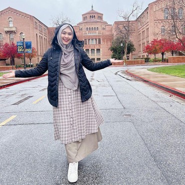 Oki Setiana Dewi Tolak Salaman dengan Teuku Ryan, Begini Kata UAS