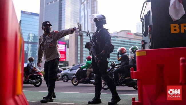 Sejumlah jalan di Jakarta Timur dan Jakarta Selatan mengalami kemacetan menjelang pergantian tahun. Kawasan wisata TMII sempat dikunjungi ribuan orang.