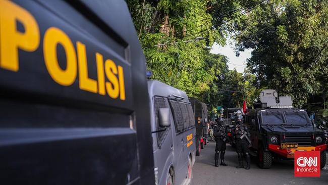 Selain demo di Patung Kuda, ribuan personel itu juga disiapkan untuk mengamankan aksi demo di beberapa titik lain di wilayah Jakarta Pusat.