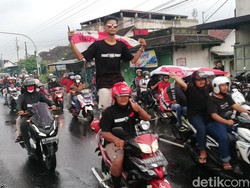 Tumpah Ruah Suporter Sambut Kedatangan Persis Solo