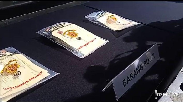 Potret Barang Bukti Kasus Prostitusi Cassandra Angelie sinetron Cassandra Angelie jadi sorotan usai ditangkap kasus prostitusi dengan beberapa barang bukti. Yuk intip barang buktinya!