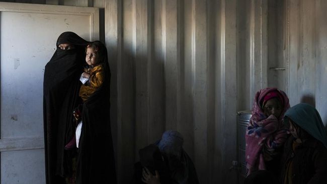 Taliban Wajibkan Perempuan Afghanistan Tutupi Wajah Taliban kembali mengeluarkan aturan memperketat bagi perempuan di Afghanistan, yakni wajib memakai penutup wajah atau burka saat berada di muka publik.