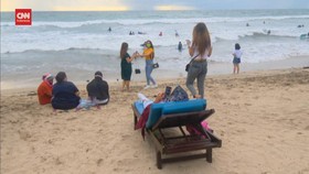 VIDEO: Perayaan Tahun Baru, Pedagang di Pantai Kuta Kebanjiran Rezeki