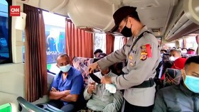 VIDEO: Petugas Periksa Penumpang Bus di Tol Palimanan