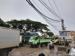 detikcom Do Your Magic: Hari Terakhir 2021, Tiang Masih di Tengah Jl Perancis