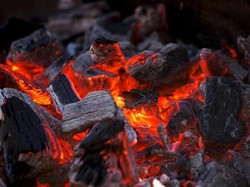 5 Tips Ampuh Bersihkan Noda Arang Bekas Bakar Sate di Carport