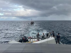TNI AL Evakuasi Pengungsi Rohingya Terombang-ambing di Laut Aceh