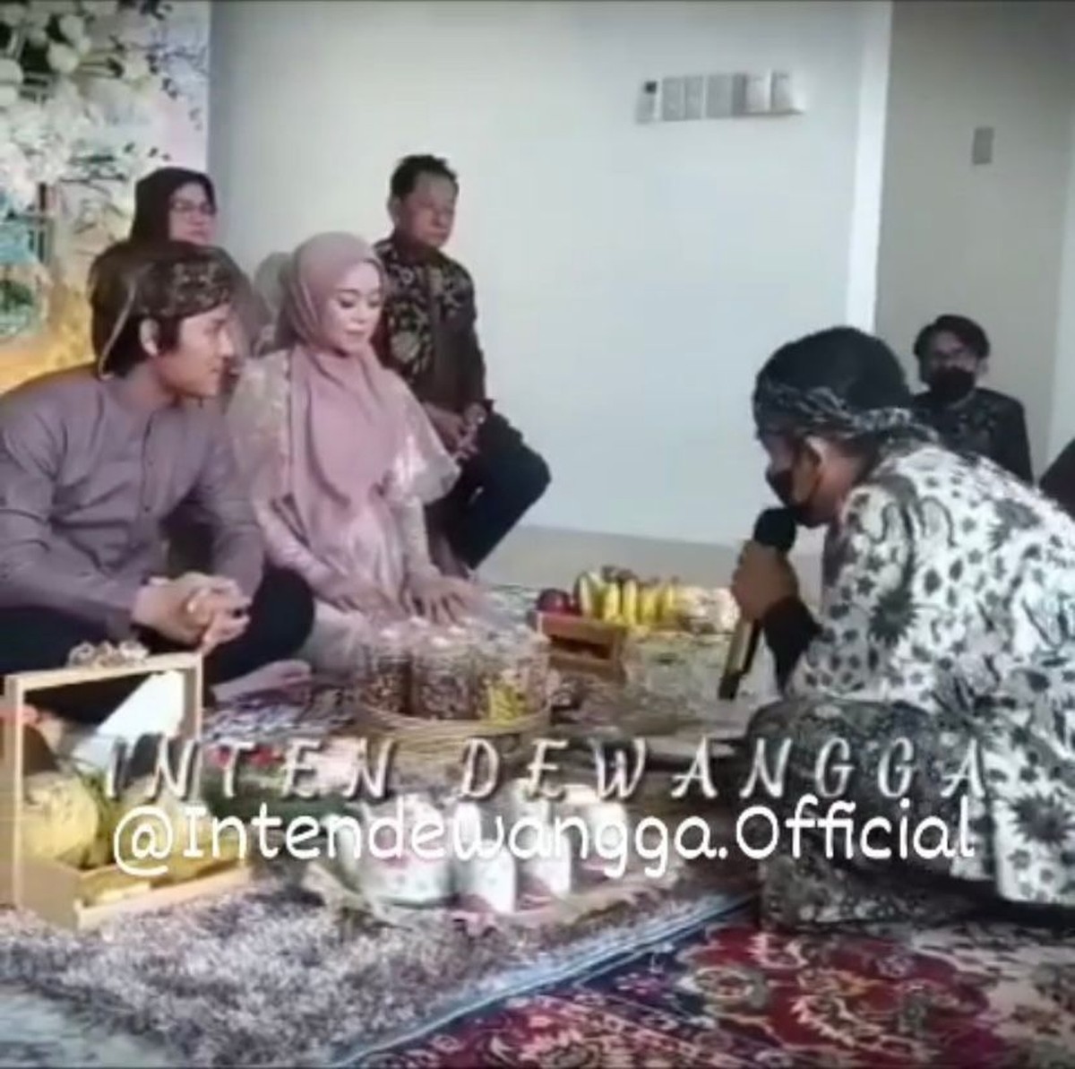 Sebelum melahirkan anak pertama&comma; Lesti Kejora dan Rizky Billar ternyata telah menggelar acara 7 bulanan&period; Yuk intip&excl;