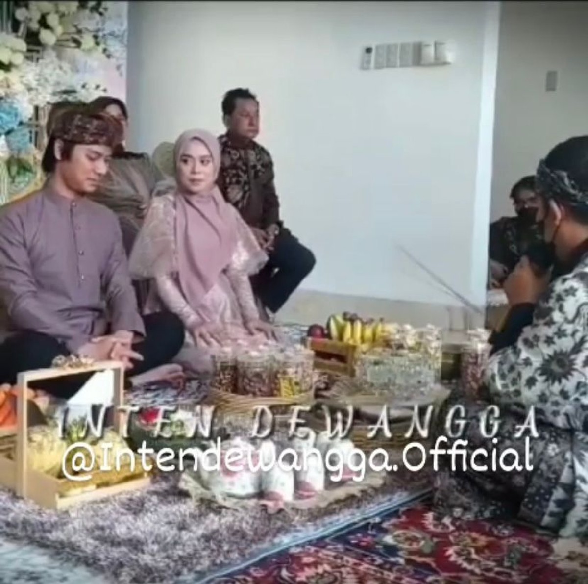 Sebelum melahirkan anak pertama&comma; Lesti Kejora dan Rizky Billar ternyata telah menggelar acara 7 bulanan&period; Yuk intip&excl;