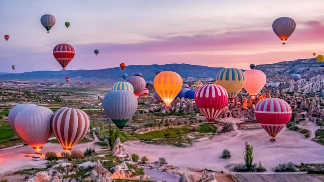 Cappadocia adalah wilayah yang terletak di Turki tengah selatan atau tenggara Ankara. Cappadocia terkenal dengan wisata yang eksotis.
