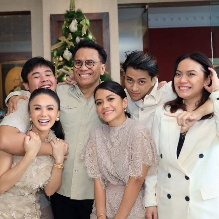 <p>Pada perayaan Natal kemarin, Yuni Shara juga terlihat berkumpul bersama keluarga Henry. (Foto: Instagram @yunishara36)</p>