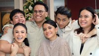 <p>Pada perayaan Natal kemarin, Yuni Shara juga terlihat berkumpul bersama keluarga Henry. (Foto: Instagram @yunishara36)</p>