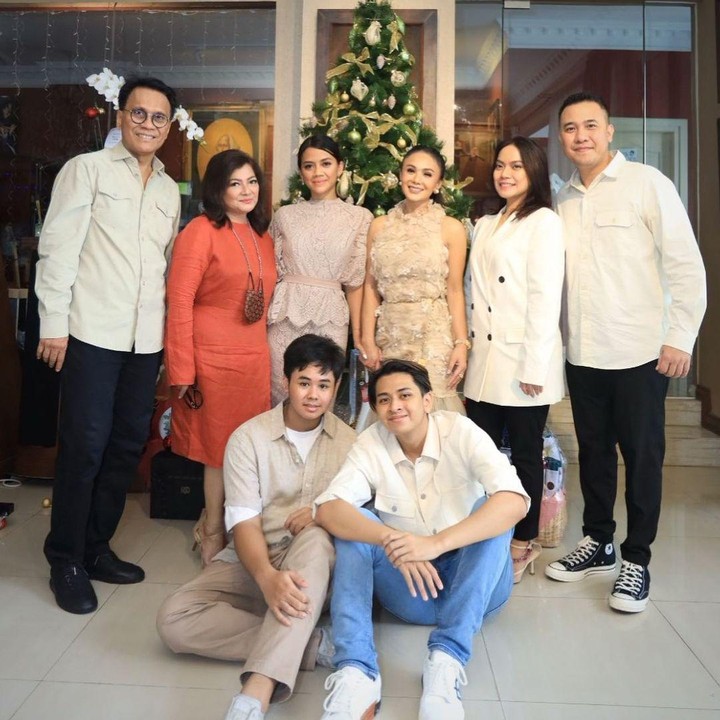 <p>Hubungan mereka seperti tak ada jarak ya, Bunda. Semoga keharmonisan mereka tetap bertahan seperti ini untuk selamanya, ya. (Foto: Instagram @yunishara36)</p>