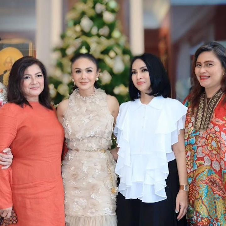 <p>Hubungan Yuni dan keluarga baru Henry pun baik.  (Foto: Instagram @yunishara36)</p>