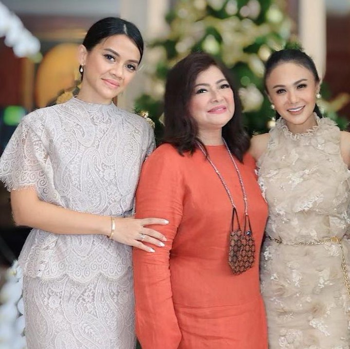 <p>Yuni pernah mengungkap bahwa ia dan mantan suami bekerjasama dengan baik untuk mendidik dan besarkan anak-anak mereka. (Foto: Instagram @yunishara36)</p>