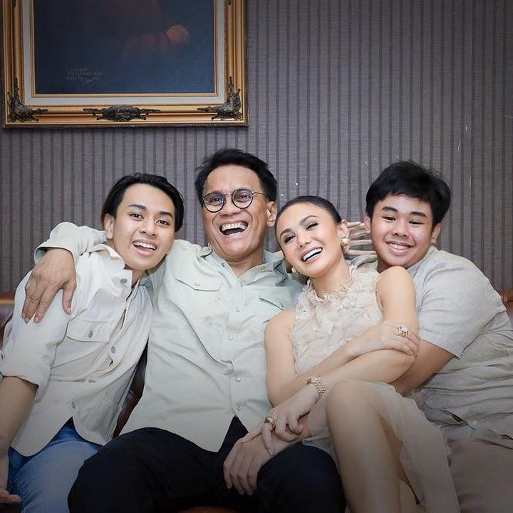 <p>Yuni Shara dan Henry Siahaan menikah pada 2002. Kemudian, pasangan yang dikaruniai 2 orang anak laki-laki itu bercerai pada 2008. (Foto: Instagram @yunishara36)</p>