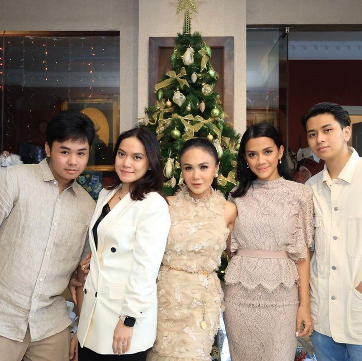 <p>Mereka tampak harmonis dan kompak, lho. (Foto: Instagram @yunishara36)</p>