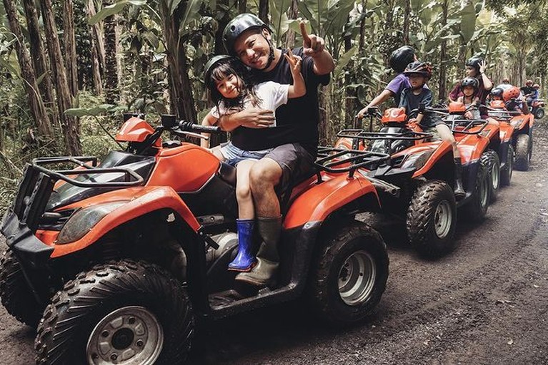 7 Potret Seru Gading Marten dan Gempi Main ATV di Bali! Gading Marten mengajak putri tercintanya main ATV jelajahi sungai hingga gua di Bali. Yuk kita intip keseruannya!
