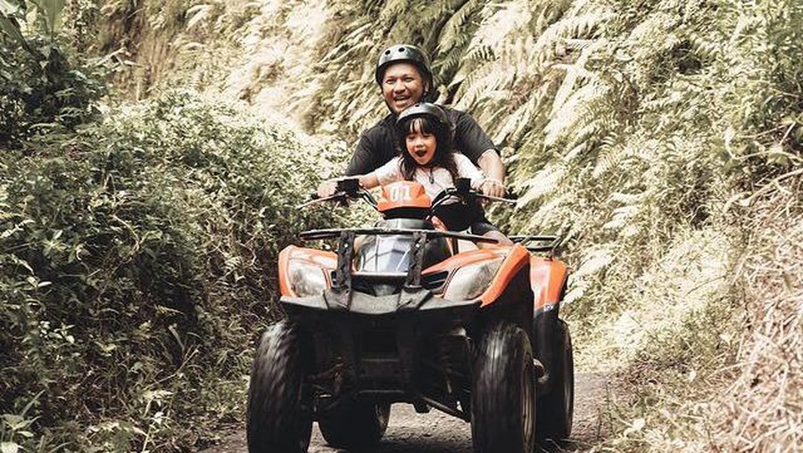 7 Potret Seru Gading Marten dan Gempi Main ATV di Bali! Gading Marten mengajak putri tercintanya main ATV jelajahi sungai hingga gua di Bali. Yuk kita intip keseruannya!
