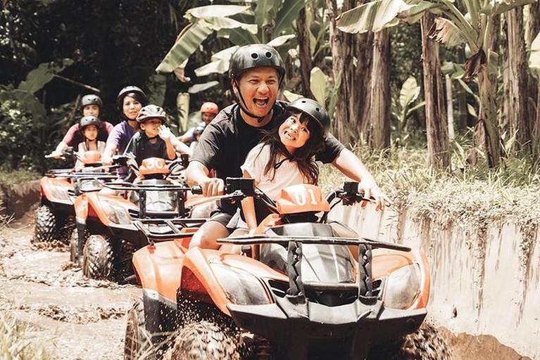 7 Potret Seru Gading Marten dan Gempi Main ATV di Bali! Gading Marten mengajak putri tercintanya main ATV jelajahi sungai hingga gua di Bali. Yuk kita intip keseruannya!