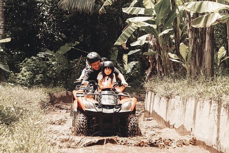 Gading Marten mengajak putri tercintanya main ATV jelajahi sungai hingga gua di Bali. Yuk kita intip keseruannya!
