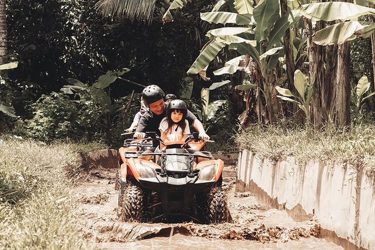 7 Potret Seru Gading Marten dan Gempi Main ATV di Bali! Gading Marten mengajak putri tercintanya main ATV jelajahi sungai hingga gua di Bali. Yuk kita intip keseruannya!
