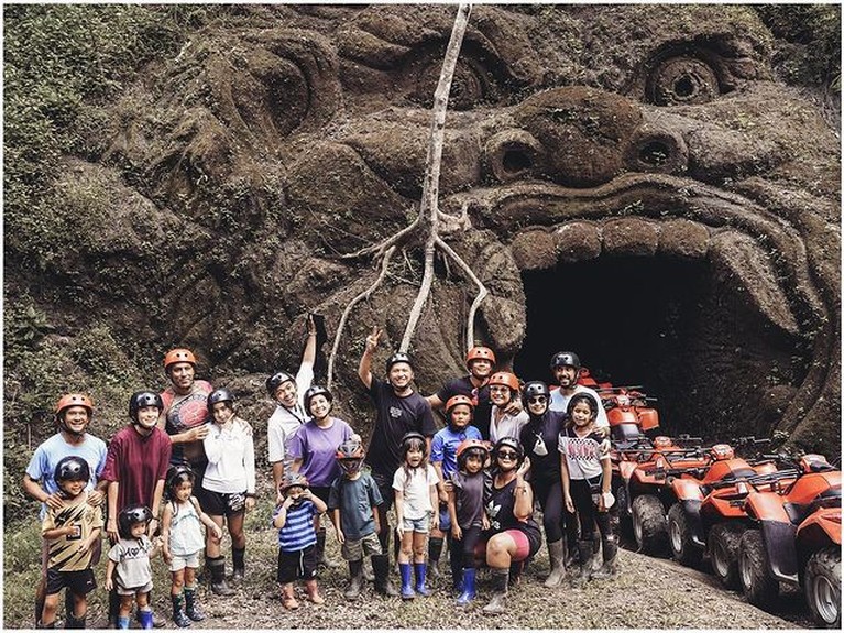 7 Potret Seru Gading Marten dan Gempi Main ATV di Bali! Gading Marten mengajak putri tercintanya main ATV jelajahi sungai hingga gua di Bali. Yuk kita intip keseruannya!