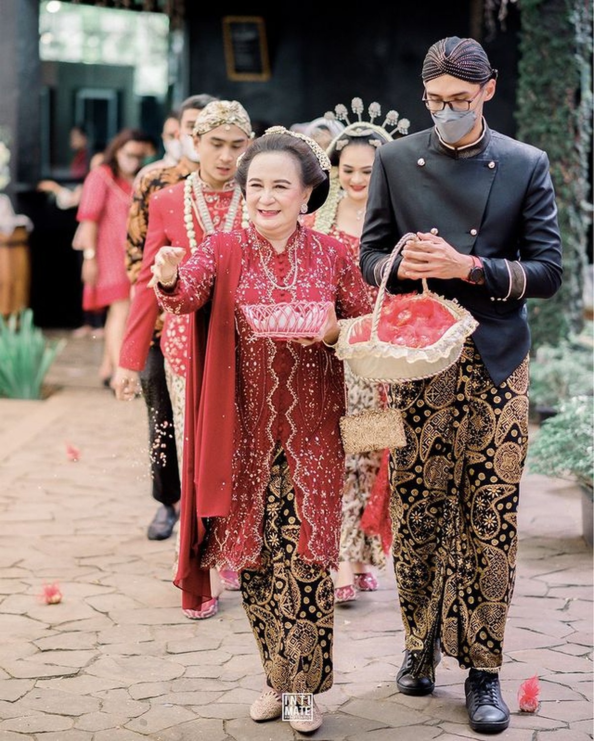 Lutfi Agizal dan Nadya Indry sang istri yang kini berbadan dua baru saja menggelar acara ngunduh mantu&period; Yuk intip momennya&excl;