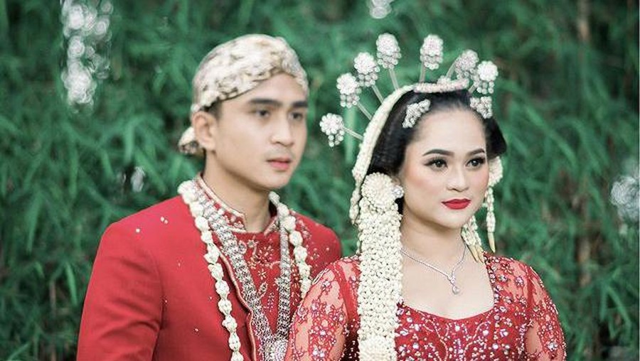 Lutfi Agizal dan Nadya Indry sang istri yang kini berbadan dua baru saja menggelar acara ngunduh mantu. Yuk intip momennya!