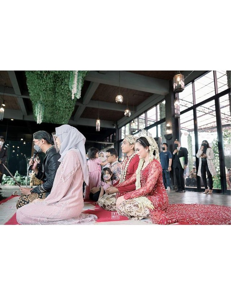 8 Momen Ngunduh Mantu Lutfi Agizal & Nadya Indry yang tengah berbadan dua Lutfi Agizal dan Nadya Indry sang istri yang kini berbadan dua baru saja menggelar acara ngunduh mantu. Yuk intip momennya!