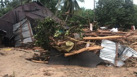 Risma Kunjungi Korban Banjir Padang Lawas: Relokasi Tak Bisa Sekarang
