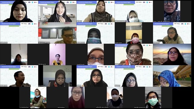 Seiring dengan waktu, kini peran guru sebagai pengajar sudah sewajarnya berkembang sesuai dengan transisi pembelajaran menuju ke era modern.