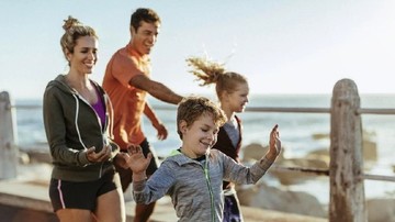 LAKUKAN LUNGES DAN JALAN-JALAN DI PANTAI